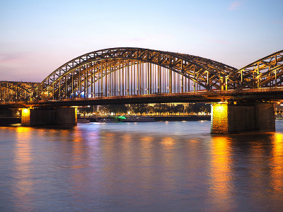 霍亨索伦桥(Hohenzollern Bridge)位于科莱茵河上