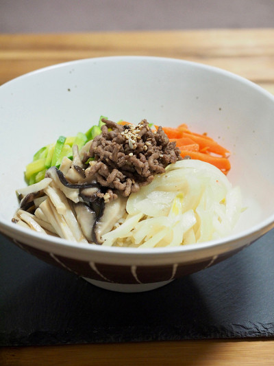 韩国食品牛肉蔬菜石锅拌饭