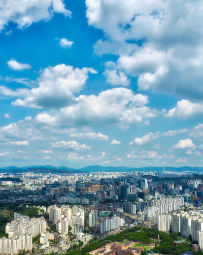 韩国首尔城市景观，晴朗的天空和白云