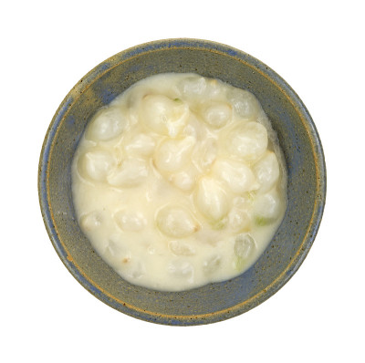 加酱的小洋葱放在碗里