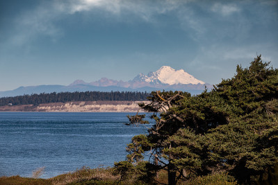 风景优美的贝克山在背景，普吉特湾在前景