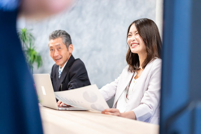 总裁和秘书与客户会面