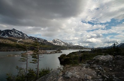 加拿大不列颠哥伦比亚省夏季的雪山峰，沿着克朗代克高速公路