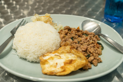 泰国当地食物，嘎帕饭，米饭配鸡肉末或猪肉，配炒鸡蛋。