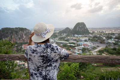年轻的亚洲妇女旅游观光在会安市在越南。