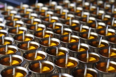 寺庙“108牛油灯节”的佛坛蜡烛准备。朝圣者供应灯油来获得功德