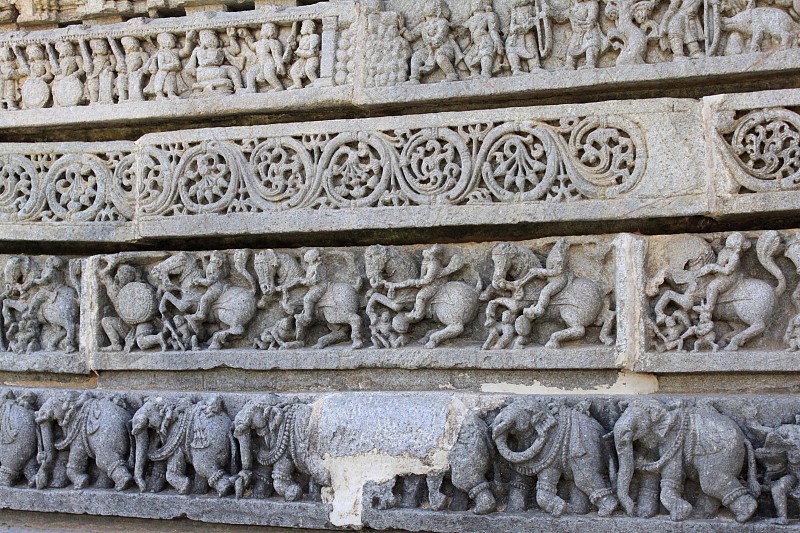 印度卡纳塔克邦Somanthpur的Hoysala建筑，Chennakesava寺庙墙壁上的石雕，雕