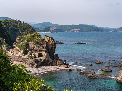 Touji Sand Ski Hill是一个巨大的沙丘，你可以用雪橇滑下去。头寺滑沙山位于日本静冈县