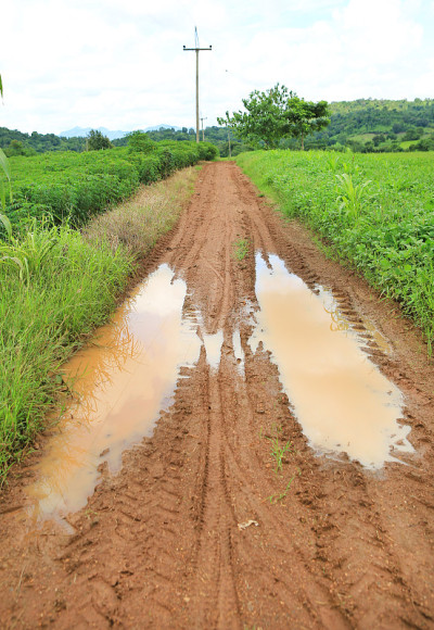 坑坑洼洼有水的颠簸道路。
