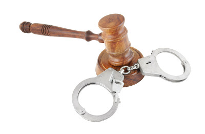 法官的木槌和手铐被隔离在白色