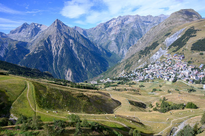 风景与滑雪站Les deux Alpes和阿尔卑斯山峰在夏天，法国Isere
