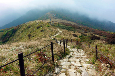 沿着山顶