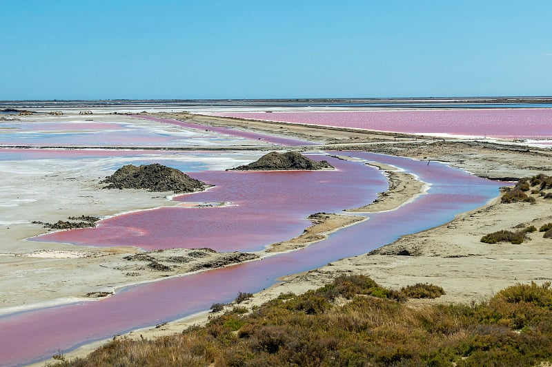 Salin-de-Giraud盐场拥有粉红紫色的海水和海藻，在欧洲盐矿开采