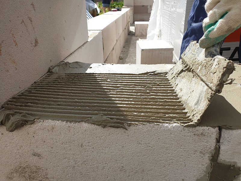 建筑工人正在用积木盖房子。建筑施工。