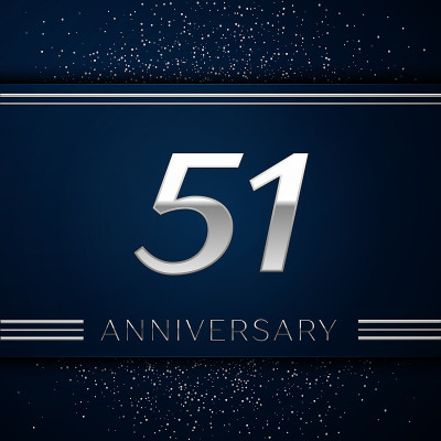 现实主义51周年庆典。蓝色背景上的银色数字和银色纸屑。彩色矢量模板元素为您的生日派对
