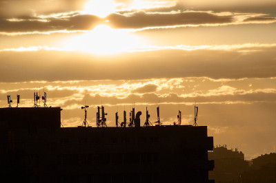 夕阳下的城市屋顶
