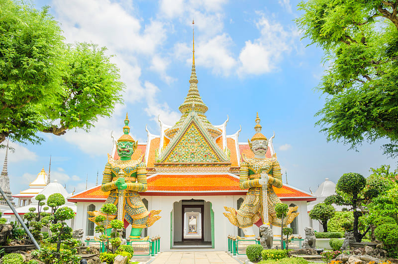 恶魔守护雕像在Wat arun，曼谷