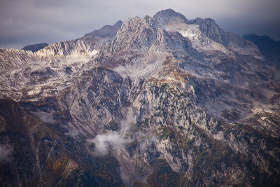 高严酷的石山
