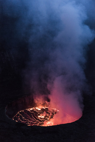 尼拉贡戈火山喷发