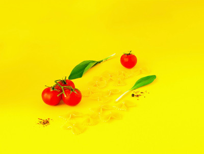 黄色背景上的各种生意面。食品的概念。