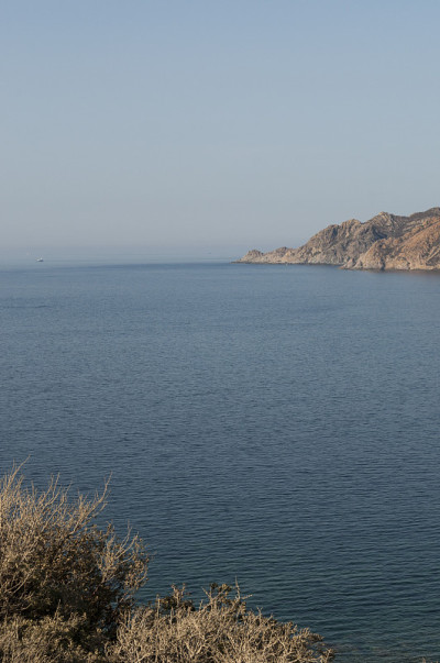 科西嘉岛:上科西嘉岛西部海岸线的天际线和荒野景观，地中海和地中海的绿色山丘