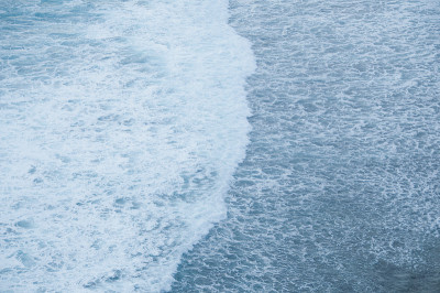 戏剧性的海洋蓝色波浪背景