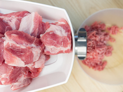 绞肉机用来磨猪肉