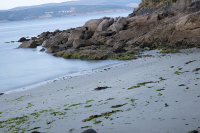 菲斯特拉的沙质海岸，平静的完美海景和一堆石头