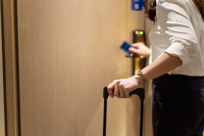 女商务旅客使用钥匙卡进入房间。
