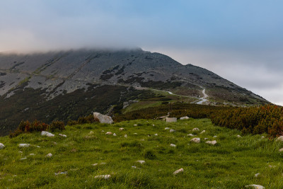 在通往斯涅兹卡的小径旁，可以看到巨大的山脉全景