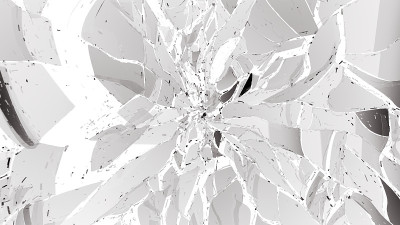 白色玻璃破碎和破碎