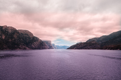 这是挪威峡湾中部紫色日落的美丽景观