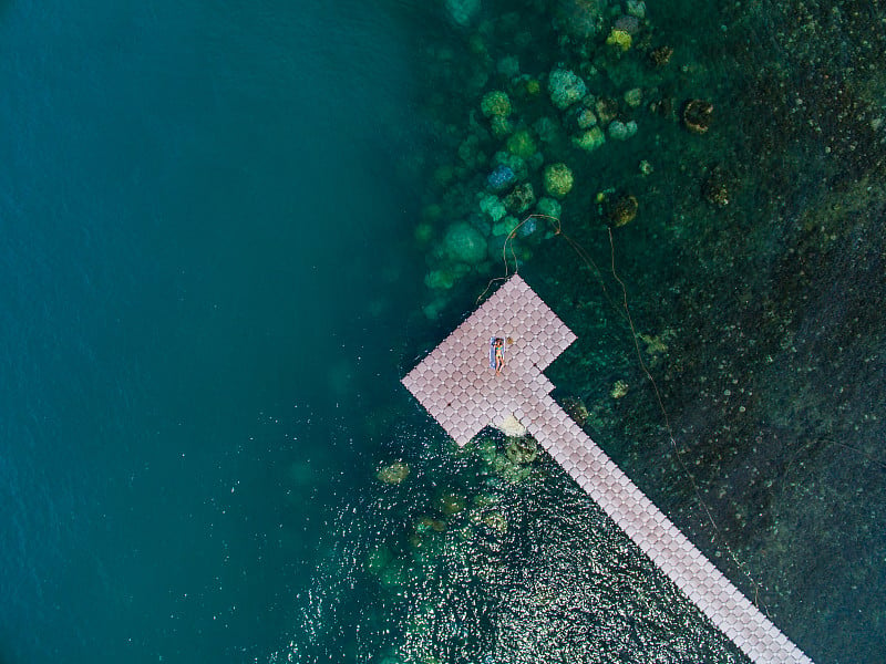 浮桥上的女人鸟瞰图