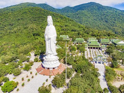 岘港山特拉半岛尽收眼底，这是一个非常著名的旅游目的地。