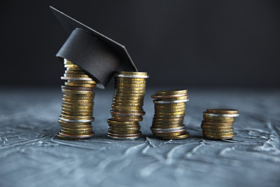 奖学金的概念。硬币随钱堆叠一步成长成长储蓄投资