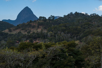 天与一些云彩在山上和小山在Itaipava, Petrópolis。巴西里约热内卢山区。鸟瞰图。有选