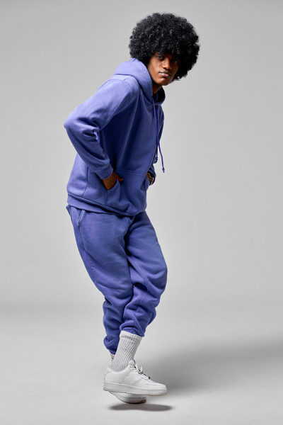 穿着紫色运动服的年轻黑人