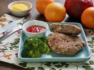 牛肉汉堡牛排，花椰菜，炒蔬菜