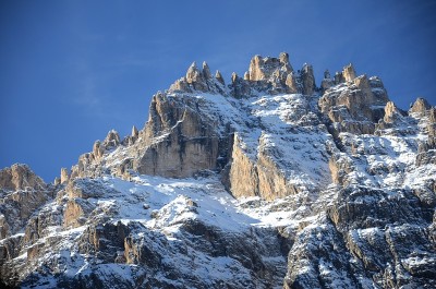 阳光下的雪峰