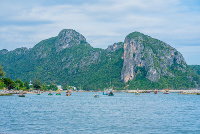 渔船停泊在河龙湾地区。Prachuap Khiri汗