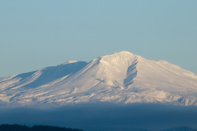 雪山的山峰在黄昏