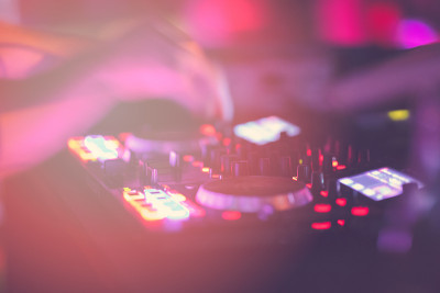 夜总会里的Dj在派对上混音。DJ手在动
