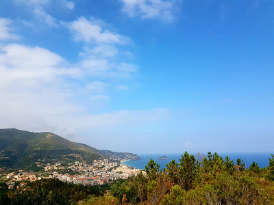 利古里亚里维埃拉海岸线的背景