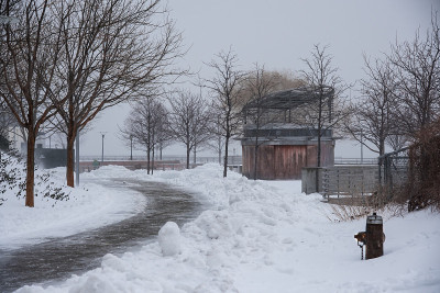 纽约长岛公园在冬季暴风雪中被雪覆盖
