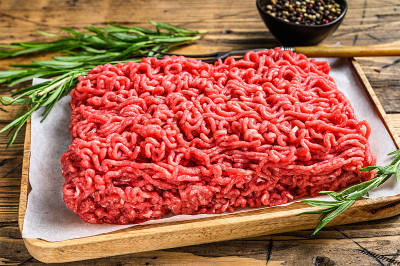 生的绞碎的肉。木制背景。俯视图