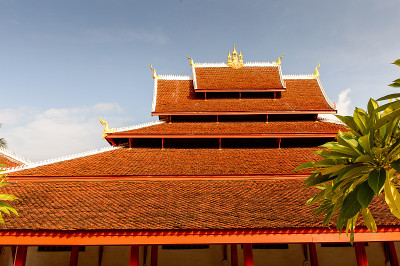 Vatmay Souvannapoumaram寺庙综合体的屋顶，它是琅勃拉邦的佛教综合体之一，是联合