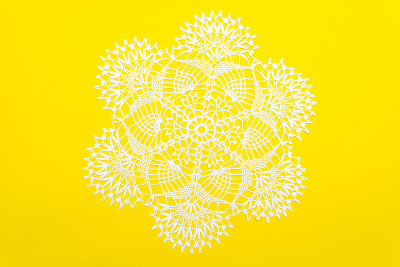 钩针花边餐巾家装上黄色