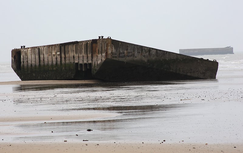 法国Arromanches-les-Bains的二战废弃浮桥