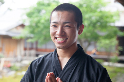 年轻的日本和尚正在祈祷
