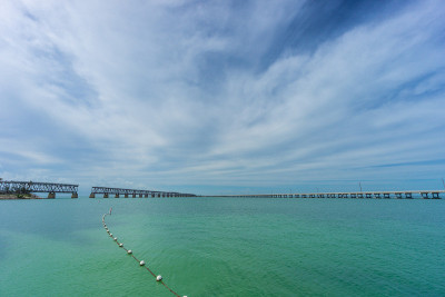 美国佛罗里达州，老海外铁路桥紧靠新海外高速公路，位于热带海水中